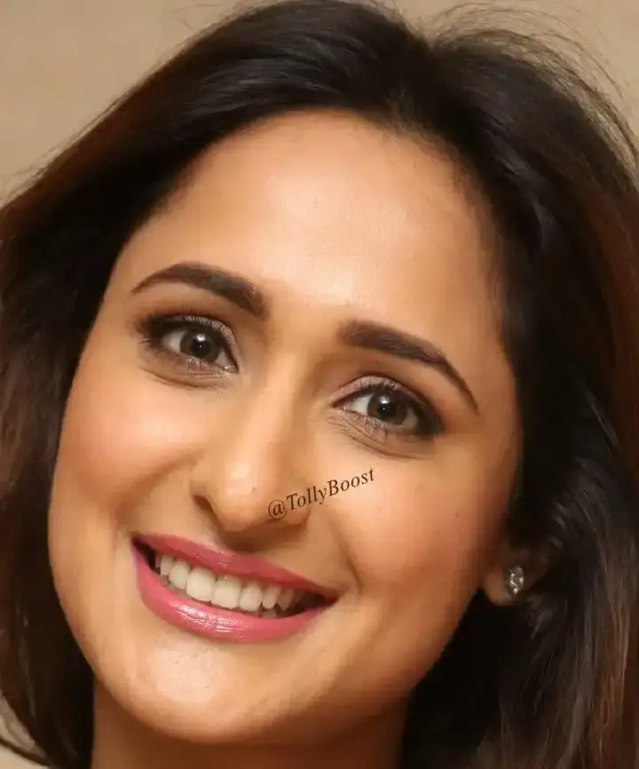 South Indian Model Pragya Jaiswal Without Makeup Face